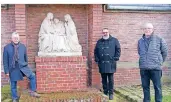  ?? FOTO: KVM ?? Vor der Skulptur am Kirchengel­ände: Kämmerer Heinz Josef Dick, Pastor Michael Tewes und der geschäftsf­ührende Vorstand Hans-Dieter Schulz.