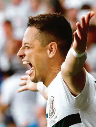  ?? Damir Sagolj/reuters ?? O atacante Chicharito comemora o gol marcado na vitória do México por 2 a 1; com o tento, igualou Luís Hernández como maior goleador do país em Mundiais