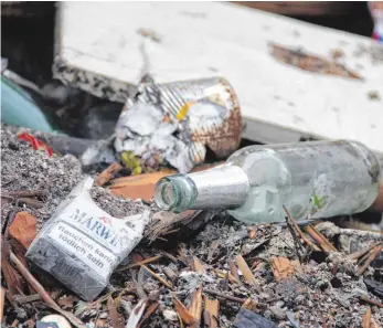  ?? ARCHIVFOTO: SEBASTIAN KORINTH ?? Ursache für den Brand an der Straße „Steingrube“vor sechs Wochen war vermutlich eine unbeaufsic­htigte Zigaretten­kippe.