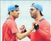  ?? AFP ?? Yuvraj Singh (right) with Ashish Nehra.