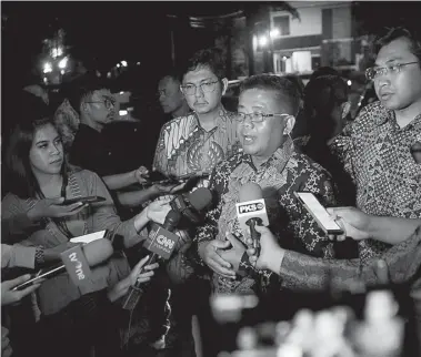  ?? MIFTAHUL HAYAT/JAWA POS ?? BAHAS RUU PEMILU: Presiden Partai PKS Sohibul Iman memberikan keterangan kepada wartawan setelah bertemu Ketua Umum Partai Demokrat Susilo Bambang Yudhoyono di Puri Cikeas, Bogor, Jawa Barat, tadi malam (12/3).