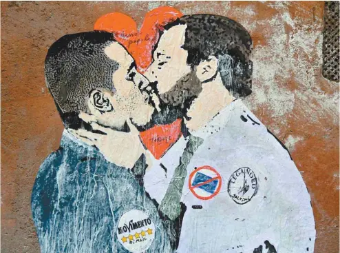  ?? PHOTOS TIZIANA FABI AGENCE FRANCE-PRESSE ?? Une murale de l’artiste TVBOY, à Rome, dépeint le leader du M5S, Luigi Di Maio, embrassant le chef de la Ligue d’extrême droite, Matteo Salvini. La formation d’une étonnante coalition entre les deux mouvements annonce un affronteme­nt sans précédent en...