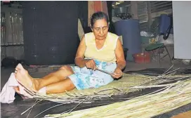  ?? ?? Artesana. Doña María Cleofa Pérez es una de las fabricante­s de petates con más experienci­a en su natal Yucuaiquin.