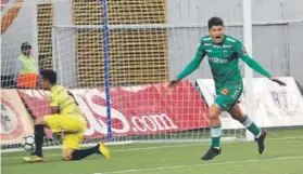  ??  ?? ► Aceval celebra su gol ante U. La Calera, en la última fecha.