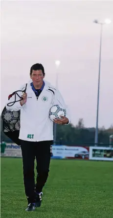  ?? FOTO: ARMIN FISCHER ?? Thorsten Albustin als Trainer des Hamminkeln­er SV.