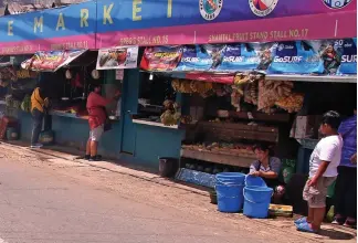  ?? Photo by Milo Brioso ?? RIGHT OF WAY. Satellite market vendors at the stretch of Engineer's Hill will be affected by the road widening project by the city government.