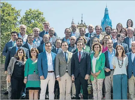  ??  ?? El presidente del PP, Pablo Casado, se fotografió ayer con el comité ejecutivo en Montjuïc