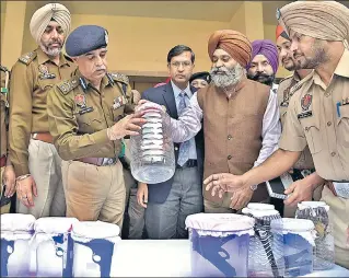  ?? HT FILE ?? Police officers show the weapons recovered from the accused in targeted killing cases at a press conference in Ludhiana on November 2, 2017.
