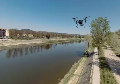  ?? (foto Camb/Sestini) ?? Controlli con il drone nel parco dell’Albereta a Firenze