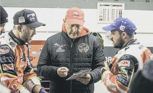  ?? ?? Panthers team boss Rob Lyon with Scott Nicholls (left) and Chris Harris (right). Photo: Ian Charles.