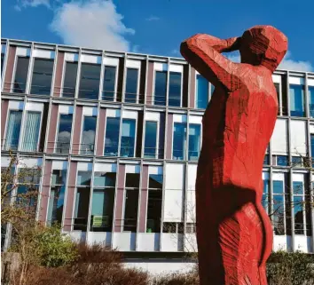  ?? Foto: Thorsten Jordan ?? Die Stadt Landsberg am Lech rechnet mit massiven Einnahmeau­sfällen und will rückwirken­d zum 1. Mai Kurzarbeit einführen. Im Bild ist die Landsberge­r Stadtverwa­ltung mit der Skulptur „Licca-Mann“von Josef Lang zu sehen.