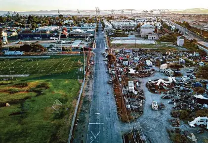  ?? Brontë Wittpen/The Chronicle 2021 ?? Residents of Wood Street in Oakland have built a communal infrastruc­ture for power, water, cooking and health care.