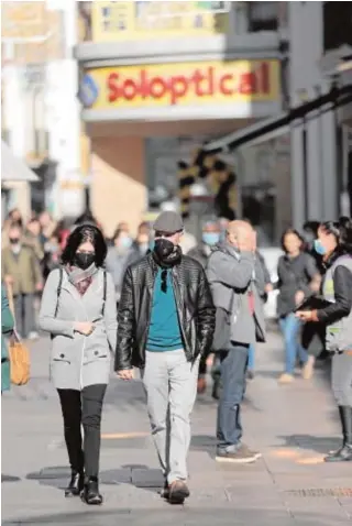  ?? // R. DOBLADO ?? Una pareja con mascarilla pasea por la calle Sierpes de Sevilla