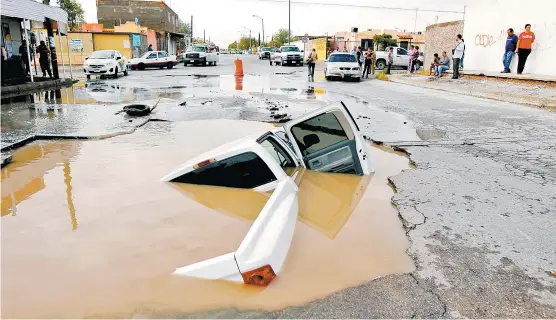  ??  ?? En Ciudad Juárez, Chihuahua, una camioneta cayó a socavón.