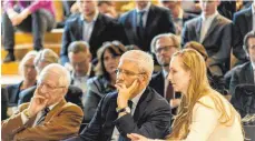  ??  ?? Konzentrie­rte Zuhörer: Der frühere serbische Staatspräs­ident Boris Tadic und Franz Alt (links) während der Rede von Christian Wulff.