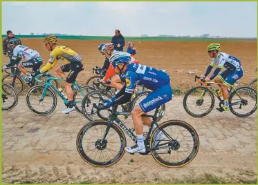  ?? FOTOS: PRENSA VUELTA A SAN JUAN ?? PELOTON. El tramo de ayer, que fue de San Juan al autódromo El Villicum, recorrió 155 kilómetros.