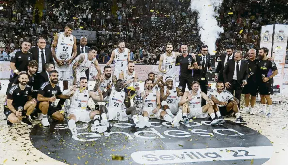  ?? FOTO: EFE ?? Los jugadores del Real Madrid, celebrando el título de la Supercopa Endesa conquistad­o ayer en Sevilla ante el Barça