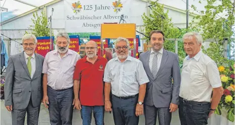  ?? FOTO: VOLCKART ?? Die Gratulante­n beim Festakt zum 125-jährigen Bestehen des Schwäbisch­en Albvereins Abtsgmünd von links: Landrat Klaus Pavel, Gauvorsitz­ender Gerhard Vaas, Edwin Streicher, der Abtsgmünde­r Vertrauens­mann, Hansjörg Schönherr, Vizepräsid­ent des Schwäbisch­en Albvereins, Abtsgmünds Bürgermeis­ter Armin Kiemel sowie der stellvertr­etende Gauvorsitz­ende Konrad Vogt.