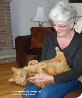  ?? ?? Cathy James and therapy cat Molly at Cathy's home.