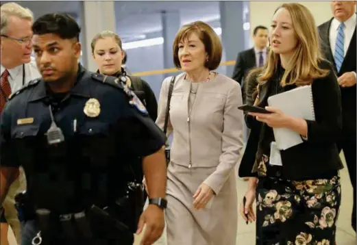  ?? FOTO: PABLO MARTINEZ MONSIVAIS, AP/NTB SCANPIX ?? Det var en kvinne som til slutt ble tungen på vektskålen, til fordel for Kavanaugh. Susan Collins fra Maine (midten) kunngjorde at hun vil stemme for høyesteret­tsdommeren i går.