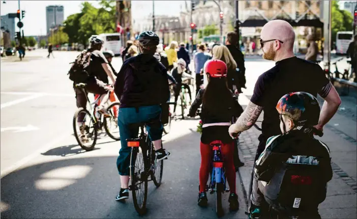  ?? FOTO: RICHARD NORDGREN ?? BäSt i klaSSen. I Köpenhamn går man ständigt in för att underlätta tillvaron för alla dem som cyklar i vardagen. HBL besökte staden för en närmare titt på upplägget.