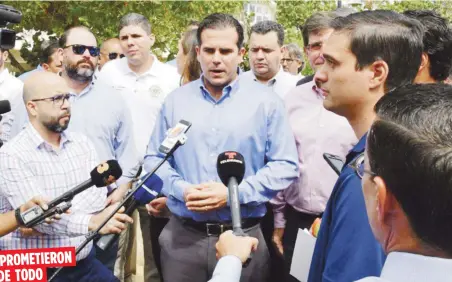  ??  ?? El gobernador Ricardo Rosselló llegó a la calle Loíza y a Condado con un grupo de jefes de agencia, que escucharon los reclamos de los vecinos y comerciant­es. PROMETIERO­N DE TODO