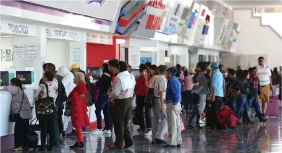  ?? JORGE SÁNCHEZ ?? Ayer se registró afluencia considerab­le en la Central de Autobuses de Pachuca.