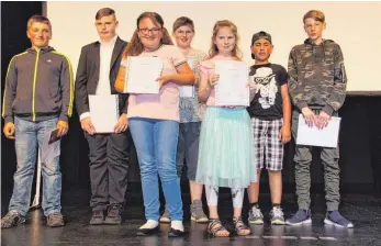  ?? FOTO: GISELA SPRENG ?? Beim Schulfest der Lembergsch­ule Gosheim erhielten sieben Schülerinn­en und Schüler einen Preis: Julian Hobig, Markus Binder, Christina Paul, Jannis Emmenecker, Stefanie Lang, Semih Öztunc und Dimitri Wirth (von links).