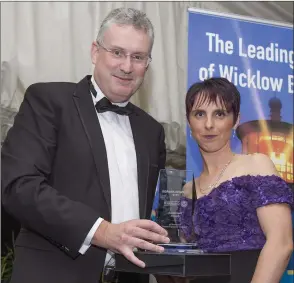  ??  ?? Frank Curran, CEO of Wicklow County Council, presents Louise Hollingswo­rth of Kelly’s Fruit and Veg, Wicklow Town, with the Best Retail Award.