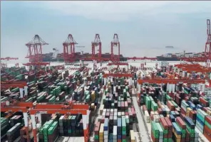  ?? XINHUA ?? Cargo containers pack the Yangshan port in the Shanghai Pilot Free Trade Zone on May 17.