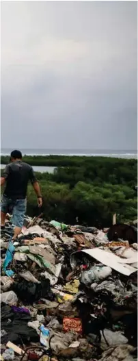  ??  ?? Plastberge­t. Søppel og forurenset vann fra den åpne fyllingen på Roatan renner ned i lagunen innenfor korallreve­t. Henry Perez (t.v) og Roger Mera Funes lever av å plukke metall fra dyngen.