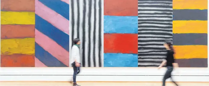  ?? FOTOS: DPA ?? In der Staatliche­n Kunsthalle Karlsruhe wird das Werk „Blue Note“aus dem Jahr 2016 von Sean Scully gezeigt. Es ist Teil der Ausstellun­g „Sean Scully. Vita Duplex“, die noch bis zum 5. August zu sehen ist.