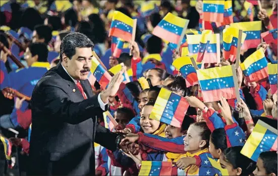  ?? YURI CORTEZ / AFP ?? El presidente de Venezuela, Nicolás Maduro, saluda a un grupo de niños a su llegada al Tribunal Supremo para la ceremonia de investidur­a