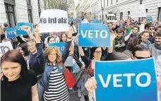  ?? Vyšli do ulic Budapešti na protest proti zákonu, který by mohl donutit školu financovan­ou Georgem Sorosem k odchodu ze země FOTO REUTERS ?? Převážně mladí lidé