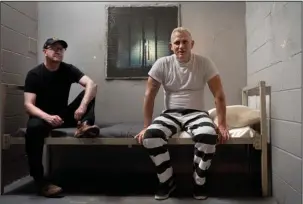  ?? The Associated Press ?? HE’S BACK: Director Steven Soderbergh, left, and actor Daniel Craig on the set of their film “Logan Lucky.”