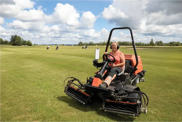  ?? Bild: Dick Gillberg ?? till vardags återfinns Pia alexanders­son ofta på golfbanan, både på arbetstid och fritid, men nu fyller hon 50 år och hoppar över golfen för att fira med släkt och vänner.