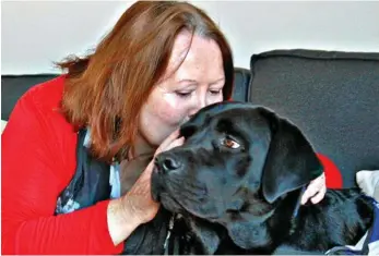 ?? PHOTO: SHERELE MOODY ?? SUPPORT: Labrador Zorro is one of 10 dementia dogs in Australia. The pooch supports 59-year-old Loretta Baxter who has the disease.