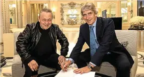  ?? DAILY MAIL ?? PENGALAMAN: Manuel Pellegrini (kanan) didampingi David Sulivan menandatan­gani kontrak kemarin.