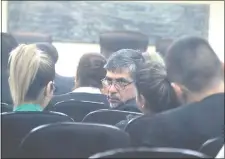  ??  ?? El excontralo­r Rubén Velázquez conversand­o antes de que se inicie el juicio con Liz Paola Duarte, su exsecretar­ia.