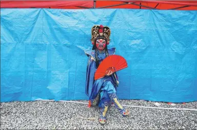  ?? LIU SHUSONG/ FOR CHINA DAILY ?? A dancer waits his turn during a Sichuan Opera performanc­e in Yichang, Hubei province, last week.