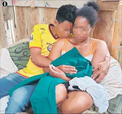  ?? Fotos: Anny Bazán / EXTRA ?? 1. Gloria sostiene con sus manos el uniforme de colegio de su hijo muerto. El mayor de sus vástagos la consuela con un abrazo.