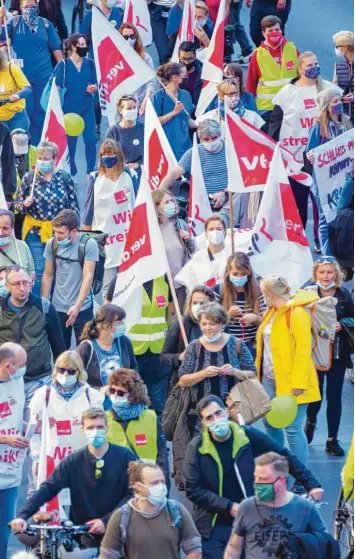  ?? Archivfoto: Christoph Soeder, dpa ?? Die Tarifverha­ndlungen für den Öffentlich­en Dienst gehen am Donnerstag in eine neue Runde. Bereits am heutigen Montag wird wieder gestreikt: In Augsburg sind etwa alle Ämter der Stadt, das Jobcenter, das Uni‰Klinikum und die Versorgung­ssparte der Stadtwerke betroffen. In Kempten und Ingolstadt die Arbeitsage­nturen.