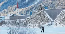  ??  ?? Erinnern an eine Festung: Lawinensch­utzwände im Ort.