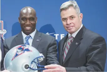  ??  ?? Le DG des Alouettes de Montréal Kavis Reed et l’entraîneur-chef congédié Jacques Chapdelain­e, en des moments plus joyeux… - Archives