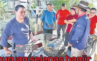  ??  ?? TAKJUB: Penduduk kampung takjub melihat hasil tangkapan yang diperolehi Kamri bersama abang dan saudaranya.