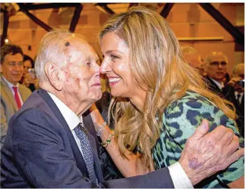  ?? FOTO: PATRICK VAN KATWIJK/DPA ?? Herzliche Vater-Tochter-Beziehung: Königin Máxima begrüsst ihren Vater Jorge Zorreguiet­a beim Besuch der Universitä­t in Buenos Aires im Oktober 2016. Bei seinem Tod war Máxima an seiner Seite.