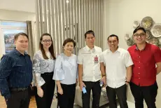  ??  ?? GUESTS from Chinabank with Gene Bangayan at the showroom’s 1-bedroom unit