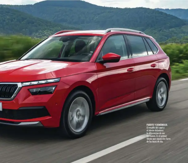  ??  ?? FUERTE Y DINÁMICO. El resalte del capó y el alerón delantero lo diferencia­n de sus hermanos. Es el primer Skoda que separa los faros de las luces de día.