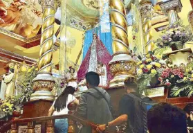  ?? ?? Photo shows devotees waiting to approach the Our Lady of Simala in Sibonga, Cebu.