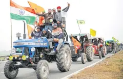  ?? REUTERS ?? Farmers participat­e in a tractor rally to protest against the newly passed farm bills, on a highway on the outskirts of New Delhi, India, on Jan 7.